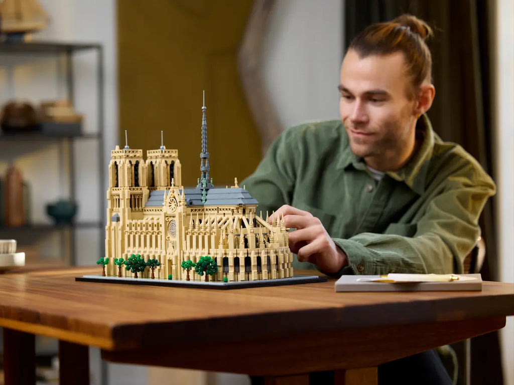 LEGO architectuurset Notre-Dame van Parijs 21061 met gedetailleerde weergave van de iconische torens en gotische architectuur van de beroemde Parijse kathedraal