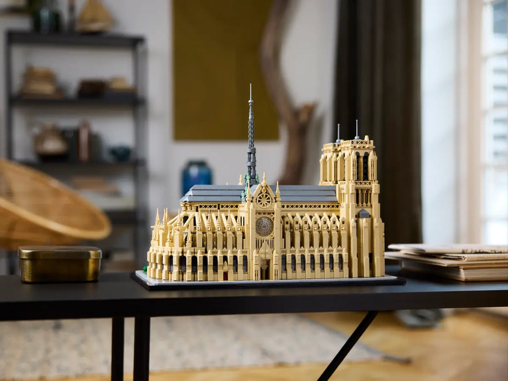 LEGO architectuurset Notre-Dame van Parijs 21061 met gedetailleerde weergave van de iconische torens en gotische architectuur van de beroemde Parijse kathedraal