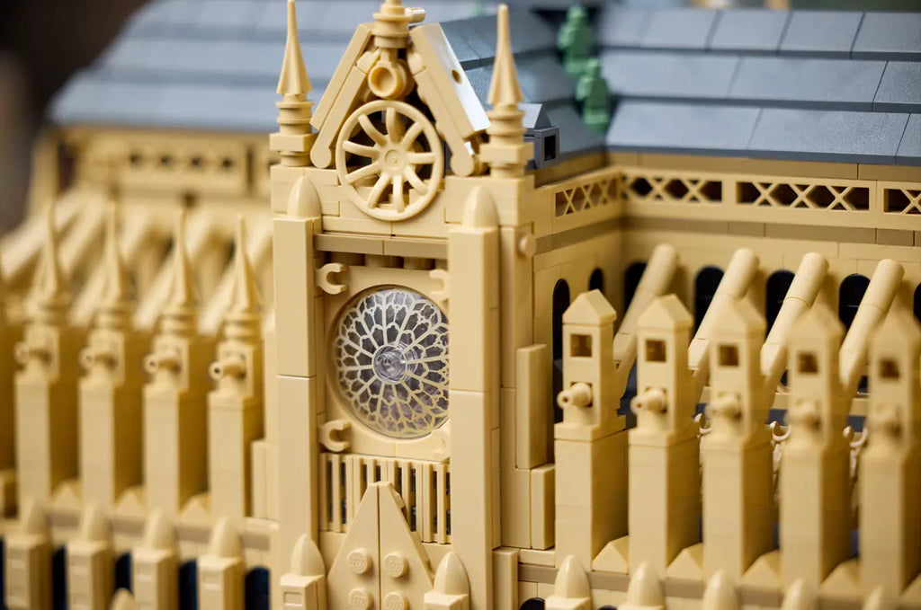 LEGO architectuurset Notre-Dame van Parijs 21061 met gedetailleerde weergave van de iconische torens en gotische architectuur van de beroemde Parijse kathedraal