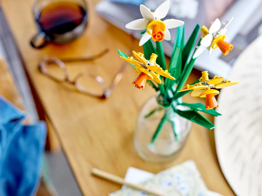 LEGO Daffodils 40747 - Gedetailleerd model van narcissen met kleurrijke bouwstenen en verfijnde details, ideaal voor een decoratieve en natuurlijke uitstraling