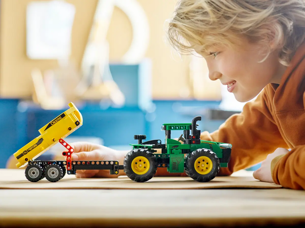 LEGO John Deere 9620R 4WD 42136 - Gedetailleerd model van de John Deere 9620R 4WD trekker met realistische bouwstenen en functionele onderdelen voor landbouwactiviteiten