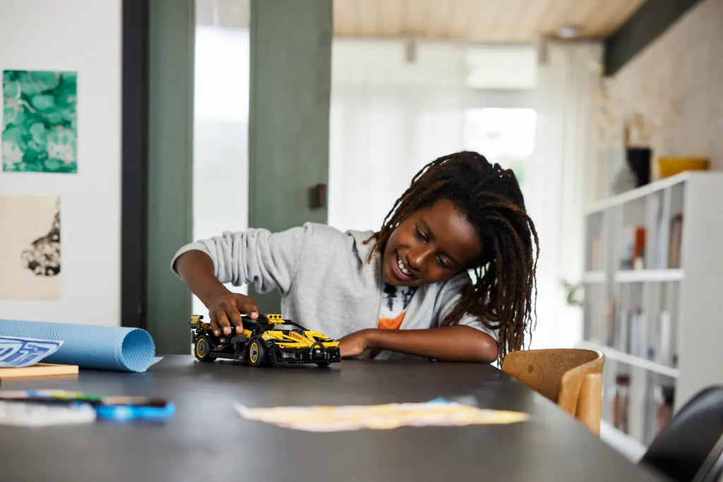 LEGO Bugatti Bolide 42151 - Gedetailleerd model van de Bugatti Bolide met realistische bouwstenen en aerodynamische kenmerken, ideaal voor autoliefhebbers en racefans