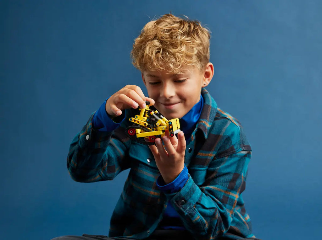 LEGO Heavy-Duty Bulldozer 42163 - Robuust model van een zware bulldozer met gedetailleerde bouwstenen en functionele kenmerken voor realistische bouwactiviteiten