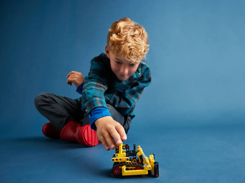 LEGO Heavy-Duty Bulldozer 42163 - Robuust model van een zware bulldozer met gedetailleerde bouwstenen en functionele kenmerken voor realistische bouwactiviteiten