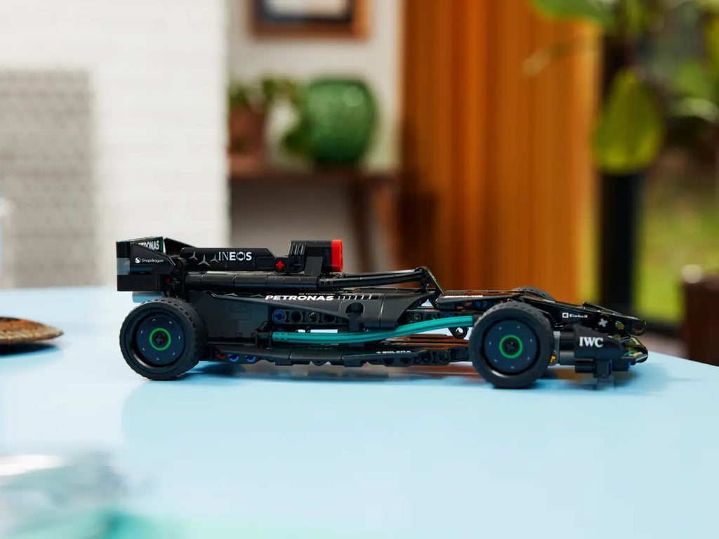 LEGO Mercedes-AMG F1 W14 E Performance Pull-Back 42165 - Gedetailleerd model van de Mercedes-AMG F1 W14 E Performance met pull-back functie en realistische kenmerken uit de Formule 1