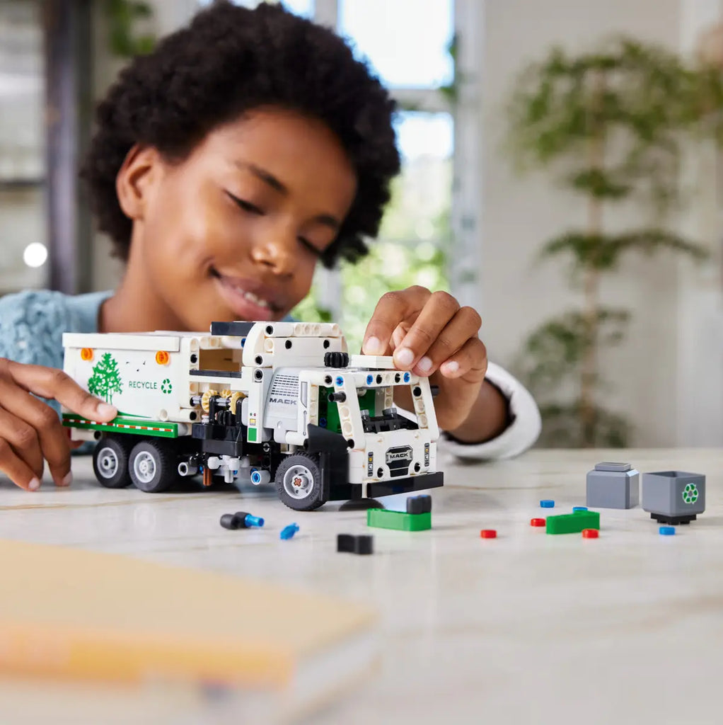 LEGO Mack® LR Electric Garbage Truck 42167 - Gedetailleerd model van de Mack® LR elektrische vuilniswagen met functionele onderdelen en realistische kenmerken voor stadsbeheer