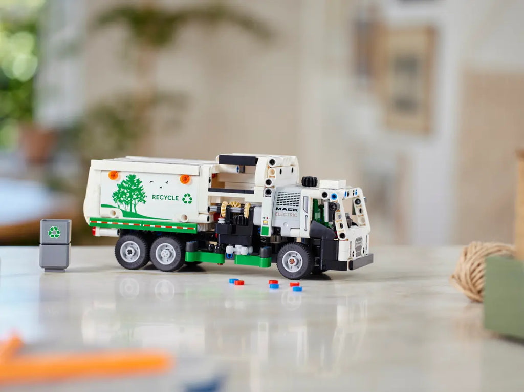 LEGO Mack® LR Electric Garbage Truck 42167 - Gedetailleerd model van de Mack® LR elektrische vuilniswagen met functionele onderdelen en realistische kenmerken voor stadsbeheer