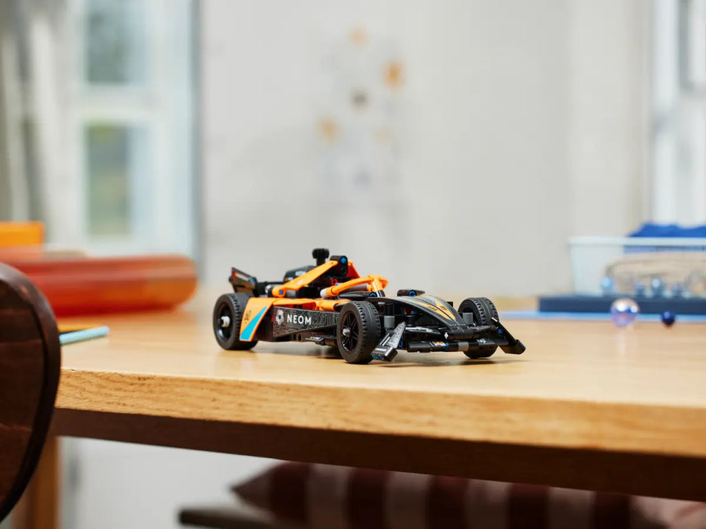 LEGO NEOM McLaren Formula E-Race Car 42169 - Gedetailleerd model van de NEOM McLaren Formula E-racewagen met aerodynamische bouwstenen en realistische kenmerken voor elektrische racen