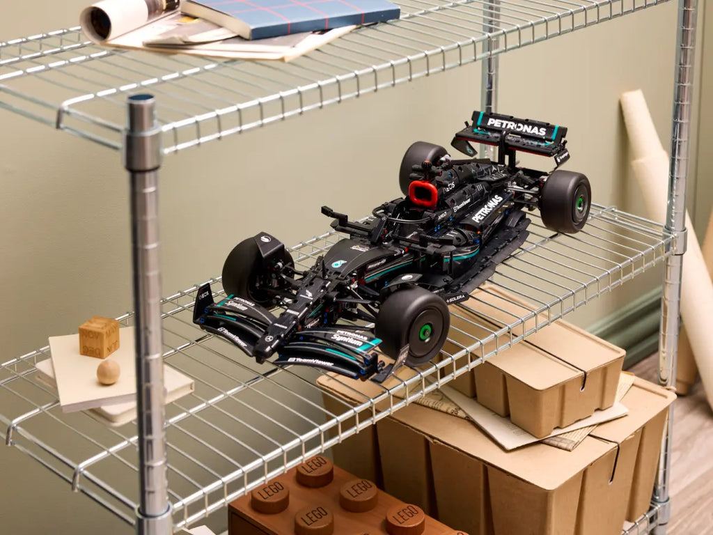 LEGO Mercedes-AMG F1 W14 E Performance 42171 - Gedetailleerd model van een racewagen met een aerodynamisch ontwerp en opvallende kleuren