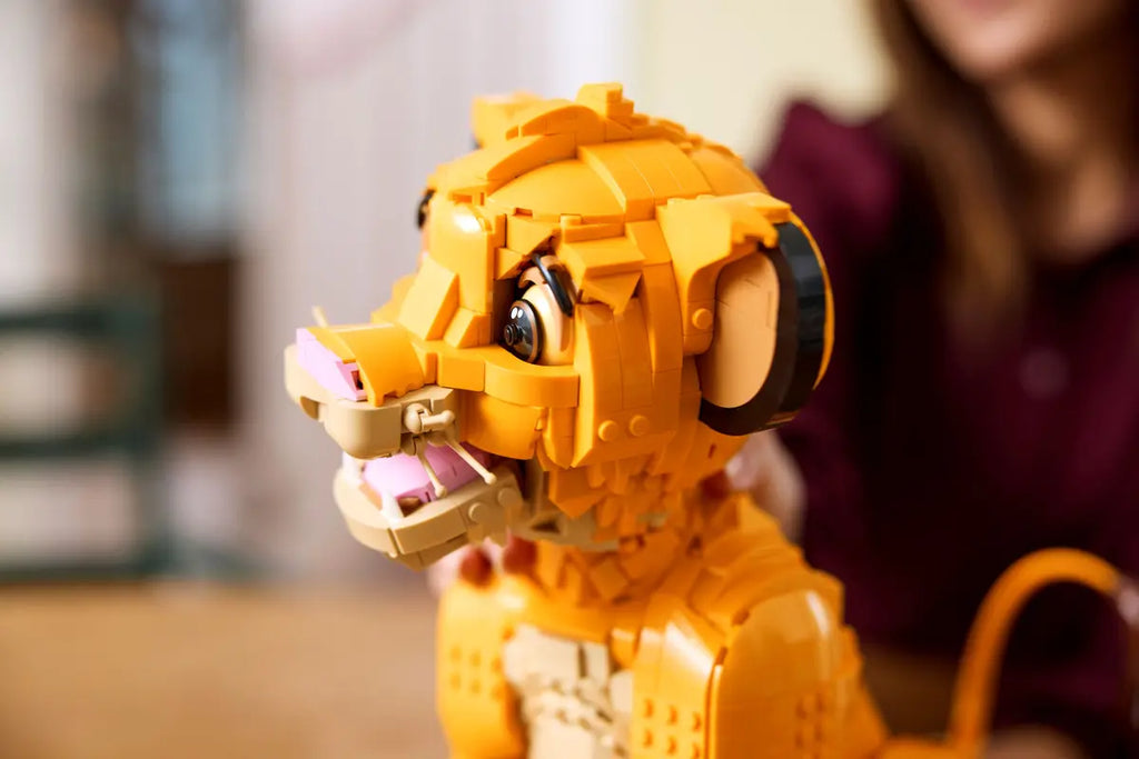 LEGO Jonge Simba de Leeuwenkoning 43247 - Schattig model van jonge Simba met kleurrijke bouwstenen en speelse details uit de Leeuwenkoning