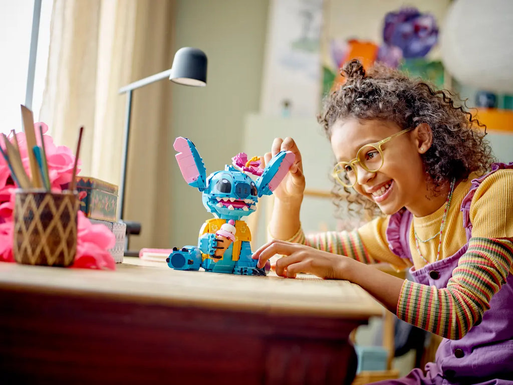 LEGO Stitch 43249 - Schattig model van Stitch uit de populaire film Lilo & Stitch, met gedetailleerde bouwstenen en levendige kleuren, perfect voor fans van het karakter