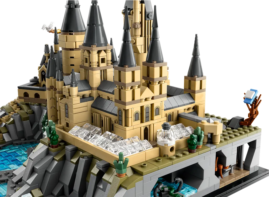 LEGO Kasteel Zweinstein™ en terrein 76419 - Gedetailleerd model van het iconische kasteel met kleurrijke bouwstenen en authentieke details.